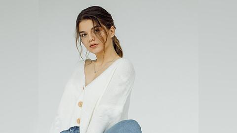 Quiet Luxury ist im Herbst 2023 ein großes Thema: Kuschelige, elegante Strickjacken fügen sich in diesen Trend ein.