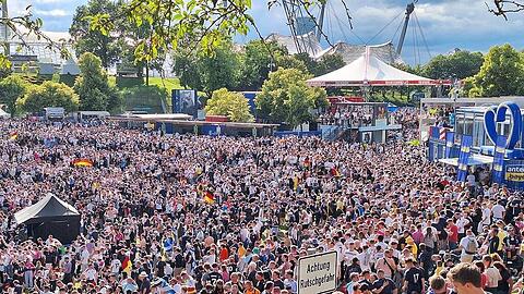 Mehr als anderthalb Stunden vor Anpfiff war die Fan Zone im Olympiapark gerappelt voll.