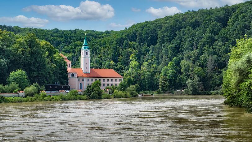 Das barocke Kloster Weltenburg von der Donau aus gesehen.