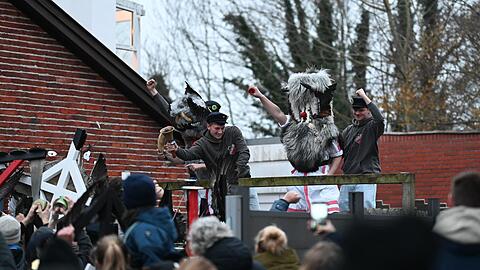 Zwei Klaasohms beginnen ihren Zug &uuml;ber die Insel Borkum.
