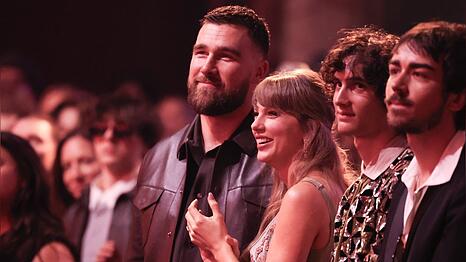 Travis Kelce hat seine Unterst&uuml;tzung f&uuml;r Taylor Swift bei den iHeartRadio Music Awards gezeigt.