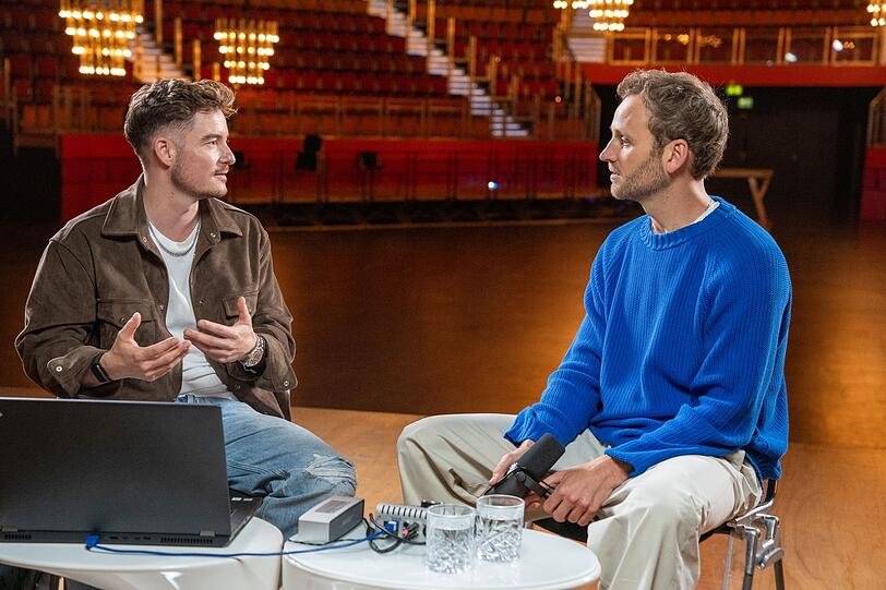 Auch Musikproduzent Tim Peters (links) lässt Leon Windscheid hinter die Kulissen der Schlagermusik blicken. Auch Musikproduzent Tim Peters (links) lässt Leon Windscheid hinter die Kulissen der Schlagermusik blicken.