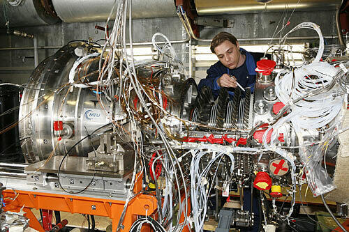 Sie treiben alles an - eine Turbine bei MTU;