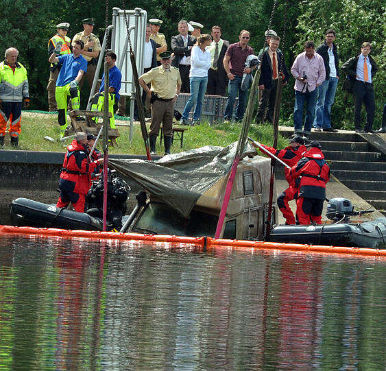 Hier zieht die Polizei das Wohnmobil des vermissten Ehepaares aus der Donau.