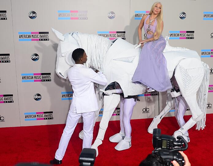 Lady Gaga auf dem roten Teppich. Sie kam auf einem unechten weißen Schimmel zu den American Music Awards.