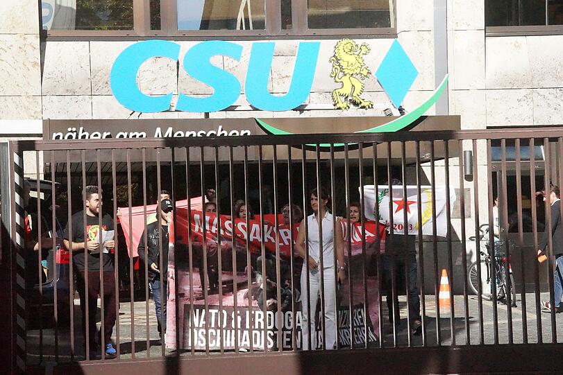 Junge Kurden haben die CSU-Zentrale in München besetzt. Die Bilder von der Aktion am Donnerstagnachmittag.