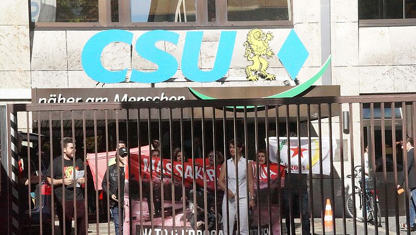 Junge Kurden haben die CSU-Zentrale in München besetzt. Die Bilder von der Aktion am Donnerstagnachmittag. Junge Kurden haben die CSU-Zentrale in München besetzt. Die Bilder von der Aktion am Donnerstagnachmittag.