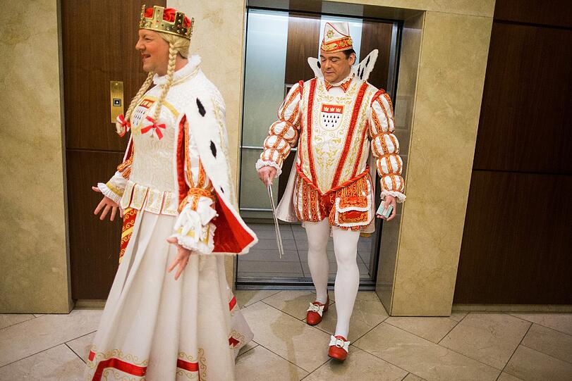 Thomas Elster, Prinz Thomas II. des Kölner Dreigestirns, und und Jörg Hertzner (Jungfrau Johanna) kommen am Mittwoch in Köln aus einem Aufzug. Das Kölner Dreigestirn informierte hier über den Verlauf der Karnevalssession.