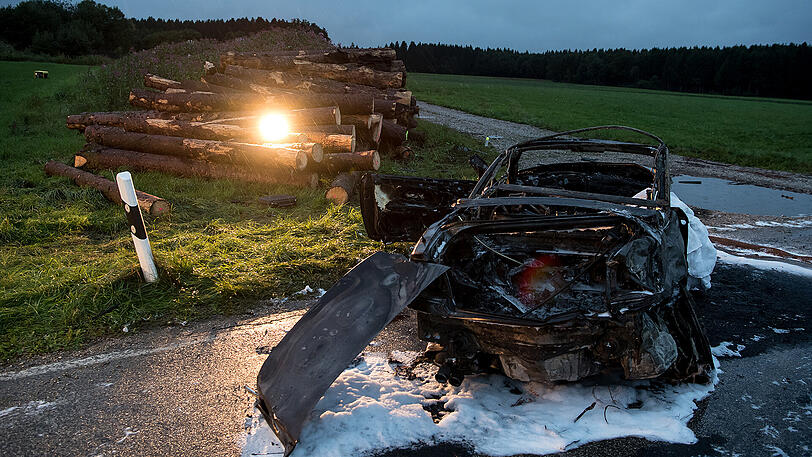 Der BMW-Fahrer krachte gegen den Baumstapel und war vermutlich sofort tot. Die Bilder vom Horror-Crash.