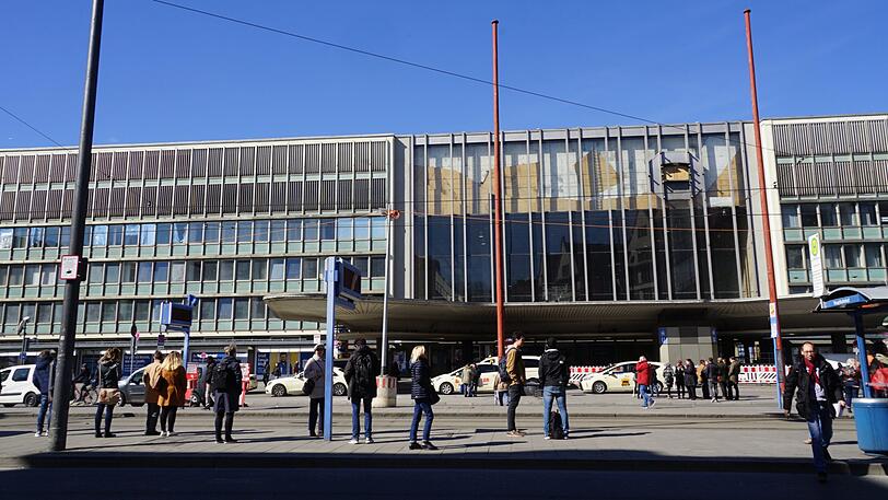 Der Schwammerl, die Schalterhalle und die mittleren Teile des Empfangsgebäudes werden im Sommer abgerissen.