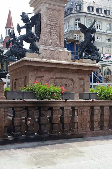 Am Marienplatz, direkt neben der Mariensäule, hat sich ein mann selbst verbrannt.