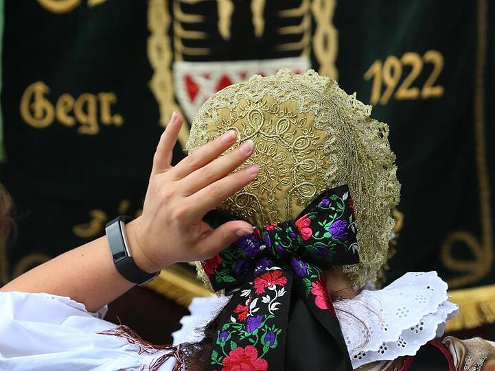 Mitglieder verschiedener Sudetendeutscher Landsmannschaften bereiten sich auf einen Einzug in die Festhalle vor. Foto: Karl-Josef Hildenbrand