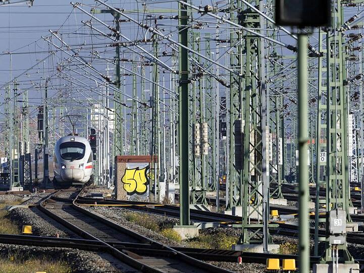 Ein ICE fährt in den Leipziger Hauptbahnhof ein. Mit einem milliardenschweren Programm soll die Elektrifizierung der Schiene vorangetrieben werden.