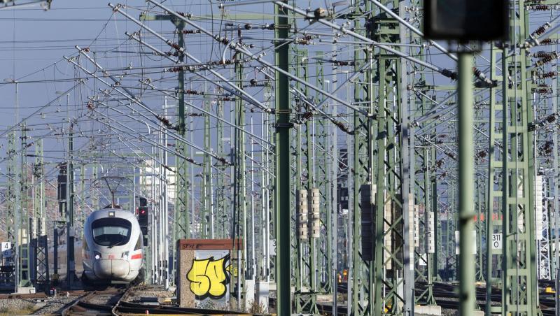Ein ICE fährt in den Leipziger Hauptbahnhof ein. Mit einem milliardenschweren Programm soll die Elektrifizierung der Schiene vorangetrieben werden. Ein ICE fährt in den Leipziger Hauptbahnhof ein. Mit einem milliardenschweren Programm soll die Elektrifizierung der Schiene vorangetrieben werden.