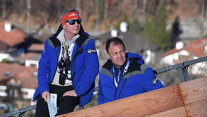 Skisprung-Rennleiter Sandro Pertile (r) hat große Visionen.