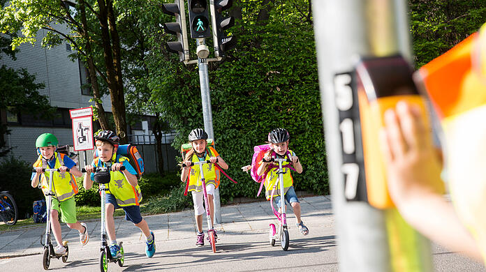 Kinder auf dem Weg zur Schule. Der kann gefährlich sein – ausgerechnet wegen Eltern, die ihre Kinder zur Schule bringen.
