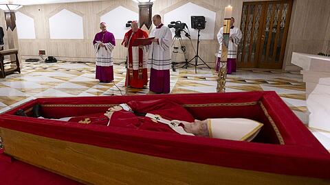 Papst Franziskus wurde im offenen Sarg aufgebahrt.