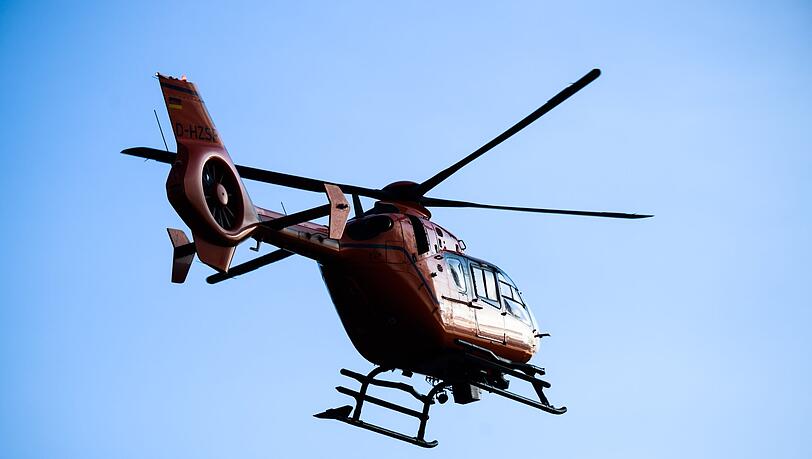 Ein Rettungshubschrauber brachte den schwer verletzten Mann ins Krankenhaus. (Symbolbild)