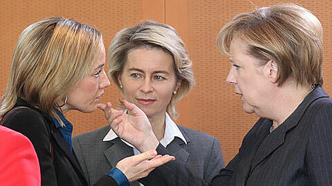 Ist die Macht weiblich? Bundeskanzlerin Angela Merkel (56, keine Kinder) mit zwei ihrer fünf Ministerinnen: Familienministerin Kristina Schröder (33, keine Kinder) und Arbeitsministerin Ursula von der Leyen (52, sieben Kinder).