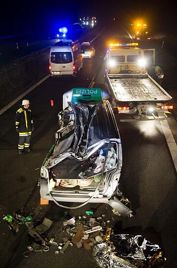 Horror-Unfall bei Wertheim: Ein Lkw ist auf einen Polizeibus geprallt. Zwei Beamte kamen dabei ums Leben. Die Bilder.