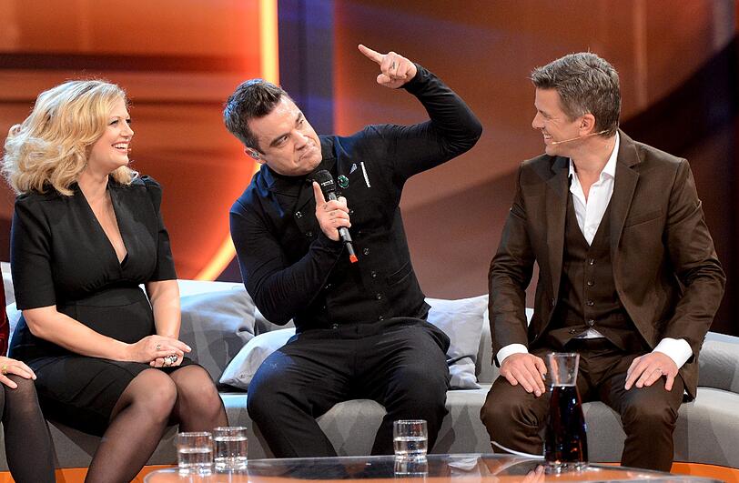 Robbie Williams auf der Wettcouch bei "Wetten, dass...?" am Samstagabend. Neben ihm Markus Lanz (rechts) und eine begeisterte Barbara Schöneberger.
