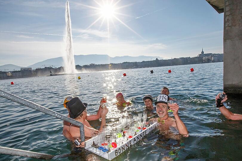 Im Genfer See (Schweiz) wird zu Neujahr nicht nur angebadet, sondern sogar noch gemütlich angestoßen. Rund 60 Abgehärtete wagten sich hier ins Wasser.