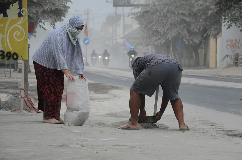 Eine dicke Ascheschicht bedeckt die Straßen in Solo auf der indonesischen Insel Java.