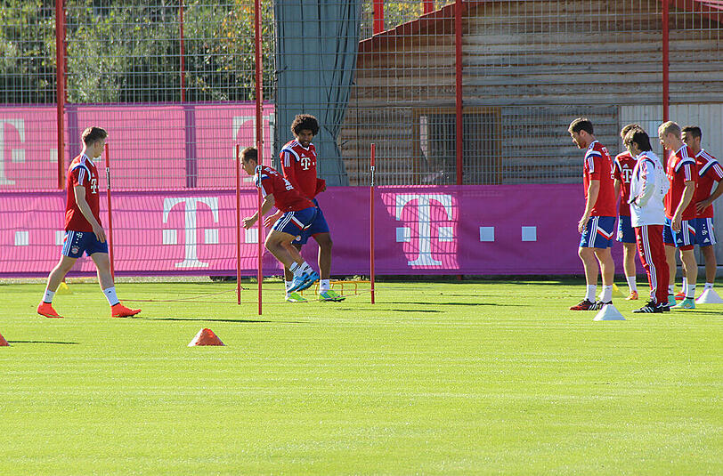 Powern für die nächsten Aufgaben: Pep Guardiola fordert seine Jungs im Training.