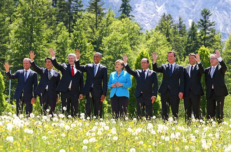 EU-Ratspräsident Donald Tusk, Japans Ministerpräsident Shinzo Abe, Kanadas Premierminister Stephen Harper, US-Präsident Barack Obama, Bundeskanzlerin Angela Merkel, Frankreichs Präsident François Hollande, Großbritanniens Premierminister David Cameron, Italiens Ministerpräsident Matteo Renzi und EU-Kommissionspräsident Jean-Claude Juncker