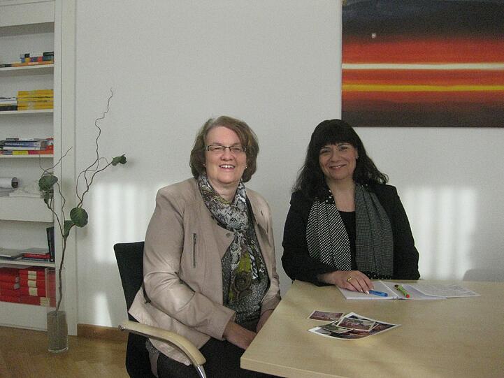 Die Bürgermeisterin Christiane Strobl mit AZ-Autorin Annette Baronikians.
