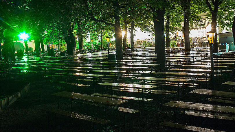 Nasse Bänke, keine Besucher - bei diesem Wetter vegeht einem die Lust auf Biergarten.