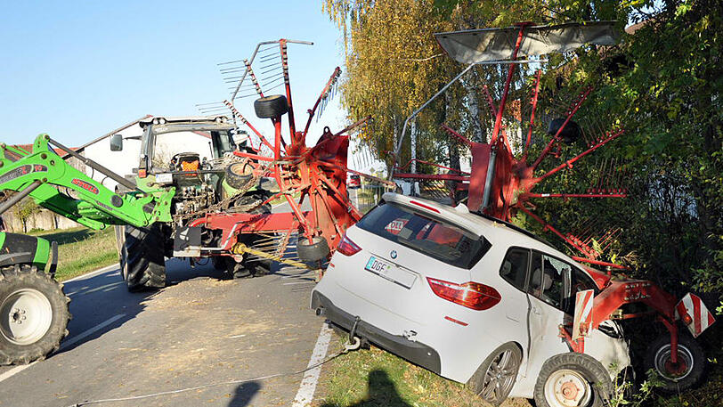 Weder der Traktor- noch der Pkw-Fahrer wurden beim Unfall verletzt. Angesichts dieser Bilder eigentlich nur schwer vorzustellen.