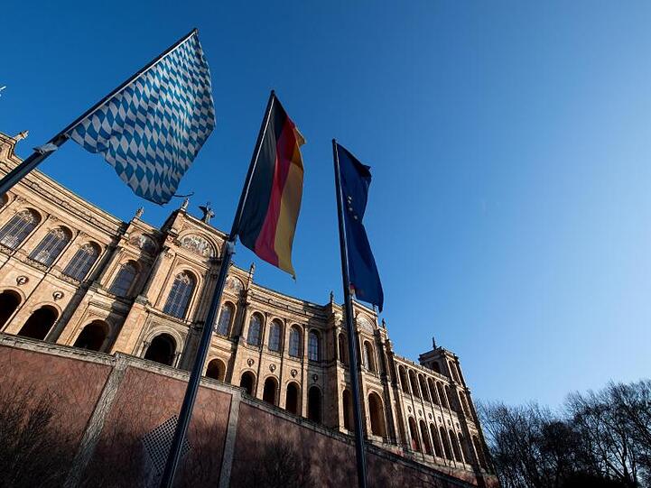 Die Fahnen von Bayern (l-r), Deutschland und Europa wehen vor dem bayerischen Landtag. Foto: Sven Hoppe/dpa/Archivbild