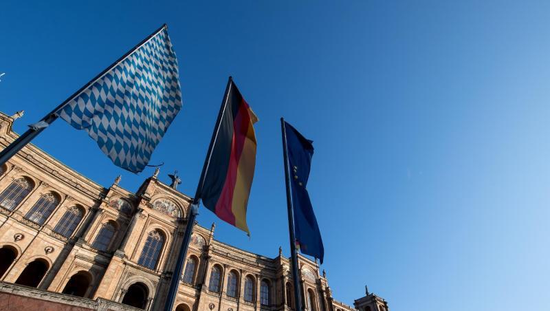 Die Fahnen von Bayern (l-r), Deutschland und Europa wehen vor dem bayerischen Landtag. Foto: Sven Hoppe/dpa/Archivbild Die Fahnen von Bayern (l-r), Deutschland und Europa wehen vor dem bayerischen Landtag. Foto: Sven Hoppe/dpa/Archivbild