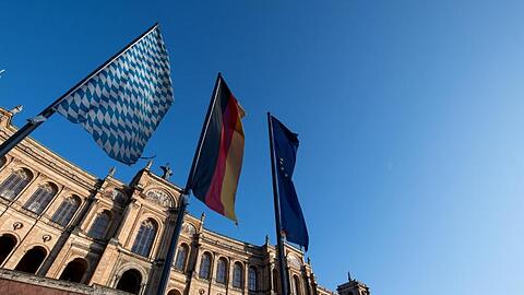Die Fahnen von Bayern (l-r), Deutschland und Europa wehen vor dem bayerischen Landtag. Foto: Sven Hoppe/dpa/Archivbild