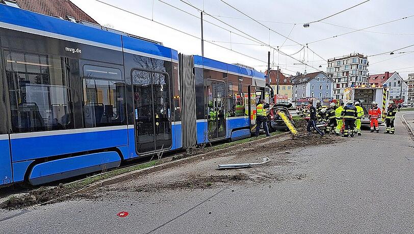 Am Knie in Pasing: Immer wieder Auto-Unfälle mit Tram – was macht die Stadt?