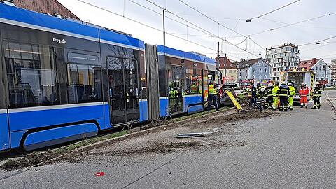Am Knie: Erst am Dienstag ist ein Smart beim Abbiegen von einer Tram erfasst worden.