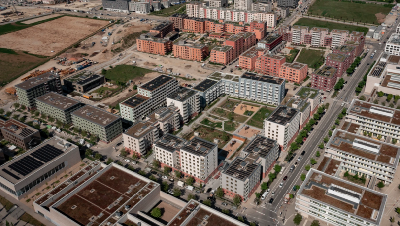 Der neueste Münchner Stadtteil und Europas größte Baustelle: Freiham aus der Luft. Hier hat die Münchner Wohnen  461 Wohnungen fertiggestellt (helle Gebäude, mittig im Bild).
