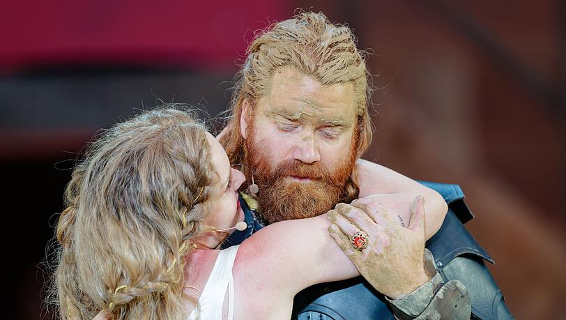 Maria Dragus (Kriemhild) und Aram Tafreshain (Etzel) stehen noch bis 2. August auf der Bühne. (Archivbild) Maria Dragus (Kriemhild) und Aram Tafreshain (Etzel) stehen noch bis 2. August auf der Bühne. (Archivbild)