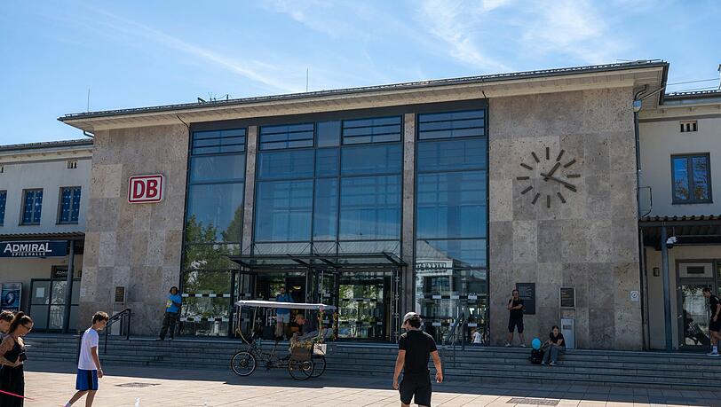 In einer Unterführung im Rosenheimer Bahnhof wurde die Frau mit einem Messer angegriffen. In einer Unterführung im Rosenheimer Bahnhof wurde die Frau mit einem Messer angegriffen.