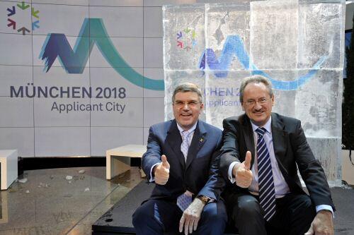 Thomas Bach (l.) und Christian Ude vor dem BEwerbusgplakat für München