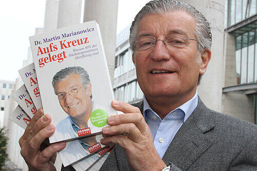 Der erfahrene Orthopäde Dr. Martin Marianowicz präsentiert sein neues Buch &bdquo;Aufs Kreuz gelegt&ldquo;.