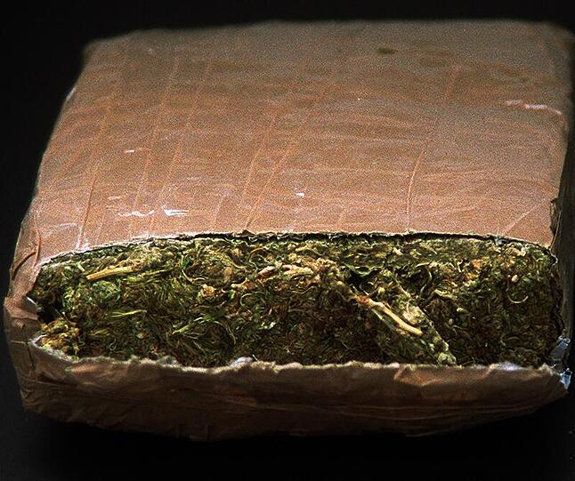 Ein 24-jähriger mutmaßlicher Drogenhändler wurde am Donnerstag in Erlangen festgenommen. 2,8 Kilogramm Haschisch wurden in seiner Wohnung gefunden. (Archivbild)