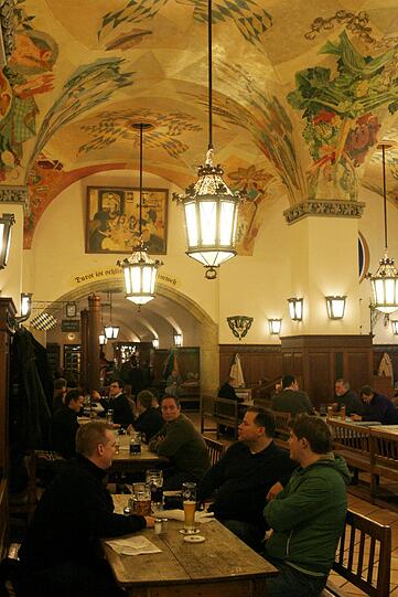 Aber heute kann das Hofbräuhaus hier über tausend Gäste bewirten.