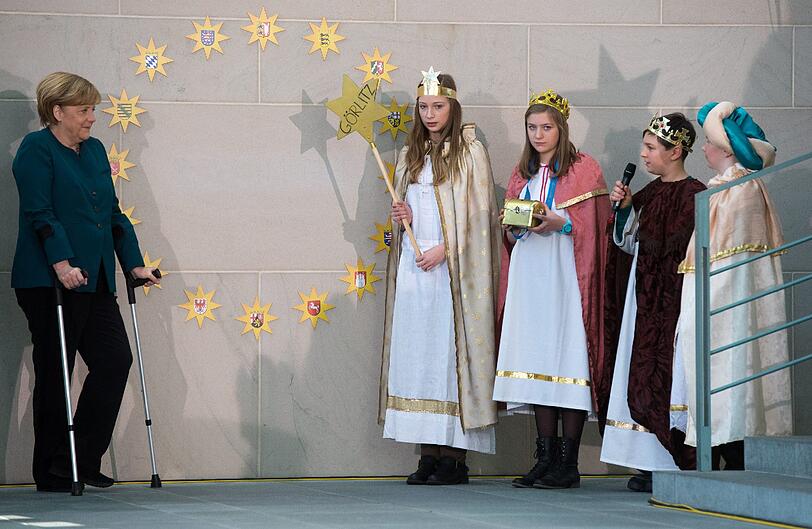 Kanzlerin Angela Merkel empfängt die Sternsinger im Kanzleramt. Sie ist nach ihrem Skiunfall auf Krücken unterwegs.