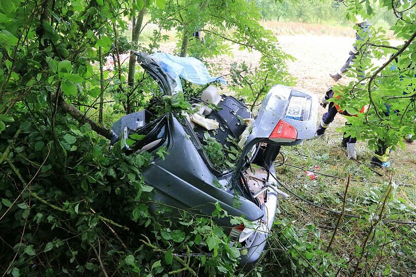 Wie durch ein Wunder hat der 21-jährige Fahrer überlebt. Die Bilder des Horror-Unfalls.