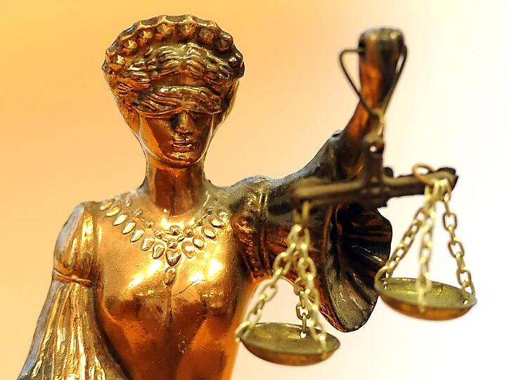 Eine goldfarbene Justitia-Figur. Foto: Britta Pedersen/zb/dpa