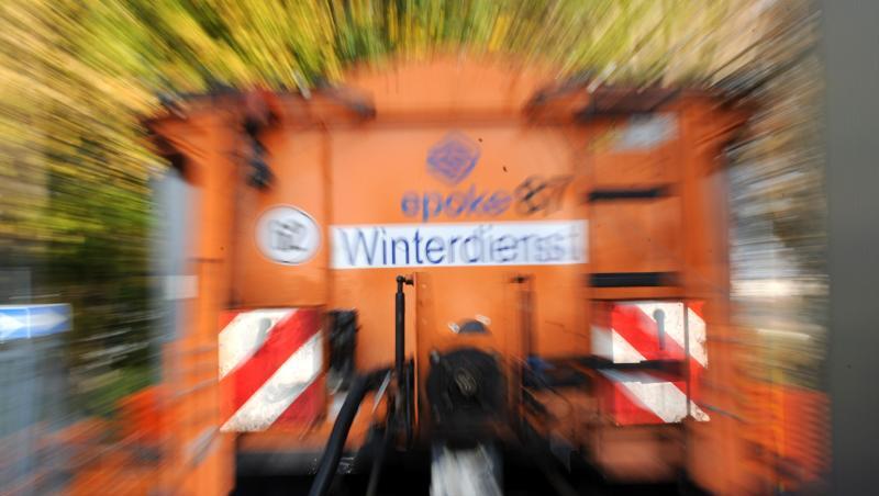 Ein Streufahrzeug steht auf einer Straße. Foto: Uwe Zucchi/Archiv Ein Streufahrzeug steht auf einer Straße. Foto: Uwe Zucchi/Archiv