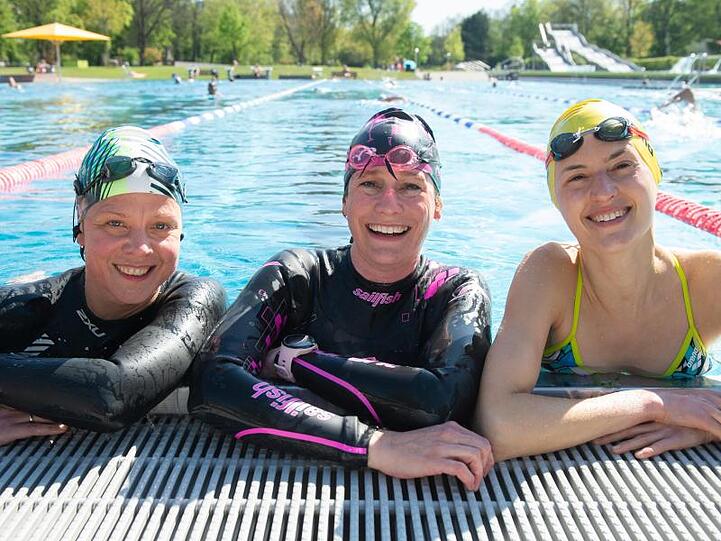 Saisoneröffnung: Die Schwimmerinnen Nena, Anja und Anja (v.l.) genießen das Wasser im Westbad in Nürnberg.
