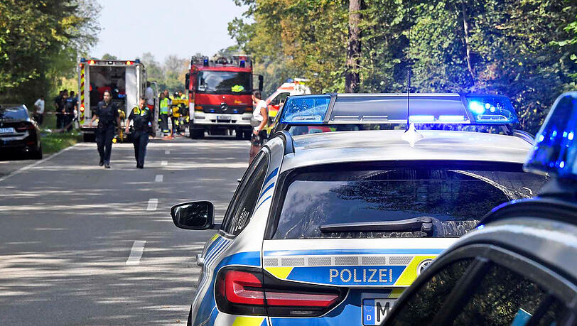 Zahlreiche Einsatzkräfte von Polizei, Feuerwehr und Rettungsdienst waren vor Ort. Zahlreiche Einsatzkräfte von Polizei, Feuerwehr und Rettungsdienst waren vor Ort.